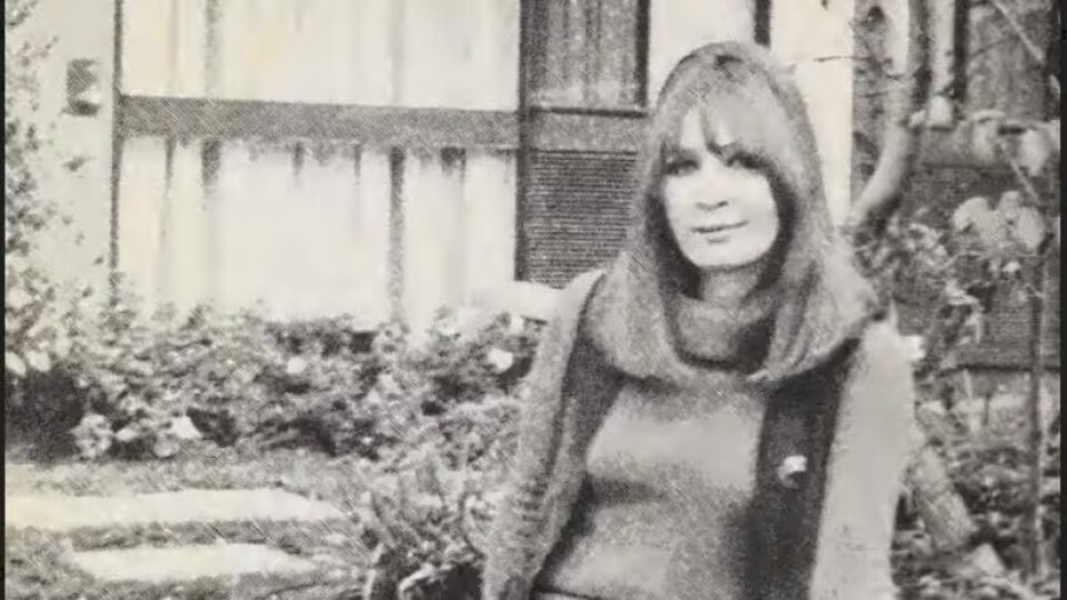 Dianna Boileau en noir et blanc devant un jardin.