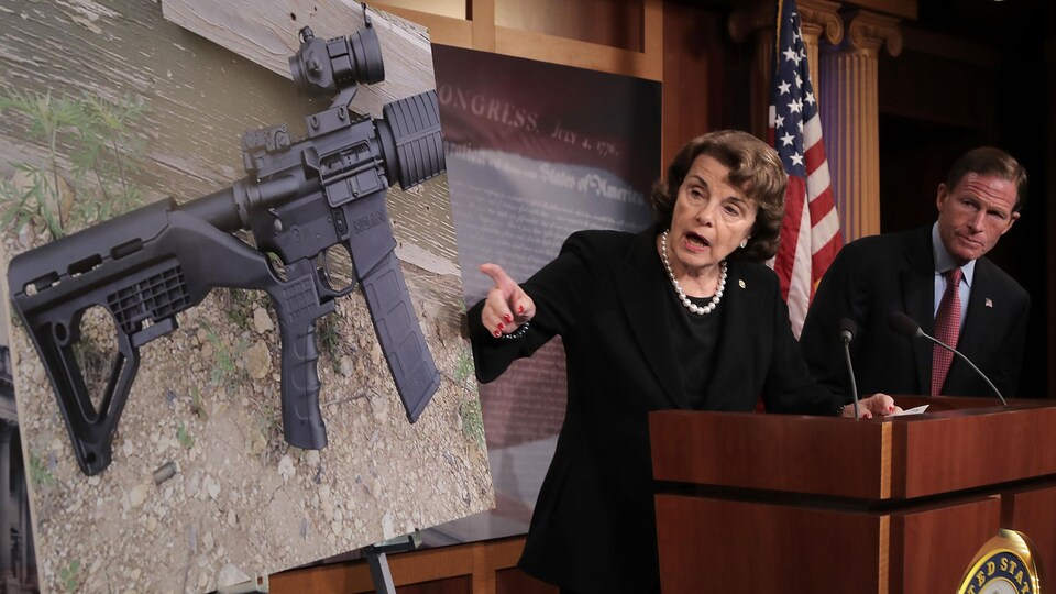 La sénatrice Dianne Feinstein présente une arme munie d'un « dispositif de mitraillage ».