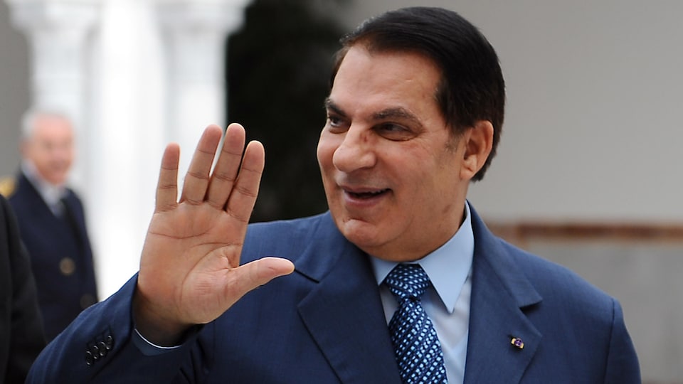 Zine el-Abidine Ben Ali sourit en saluant de la main.