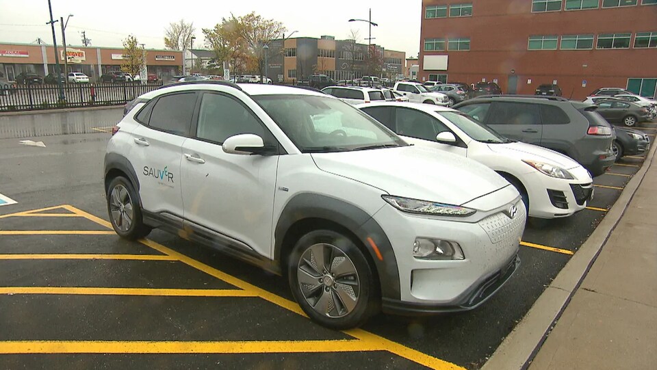 La voiture porte le logo du projet pilote