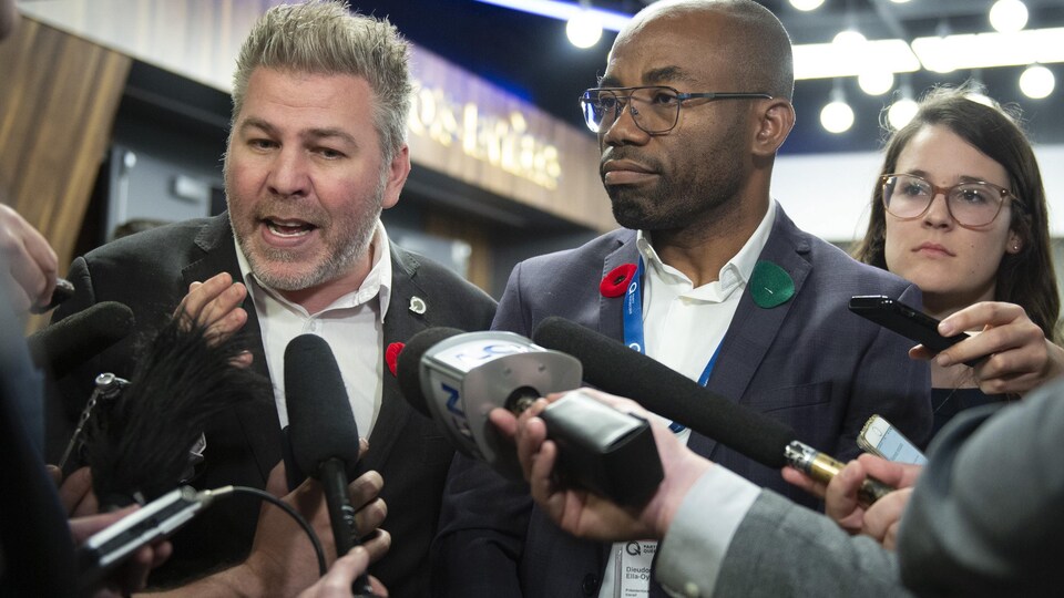Le nouveau président du Parti québécois, Dieudonné Ella Oyono, entouré de Pascal Bérubé, et de la présidente de l'aile jeunesse du PQ, Frédérique St-Jean.