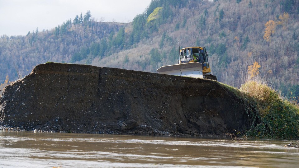 Les travailleurs oeuvrent d'arrache-pied pour fermer la brèche dans la digue Sumas à Abbotsford