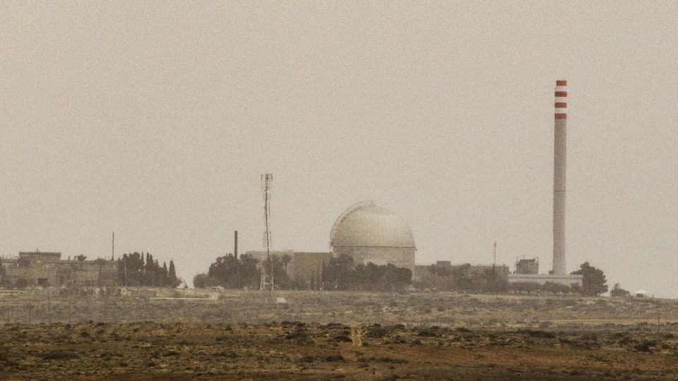 Une vue d'une centrale nucléaire dans le désert