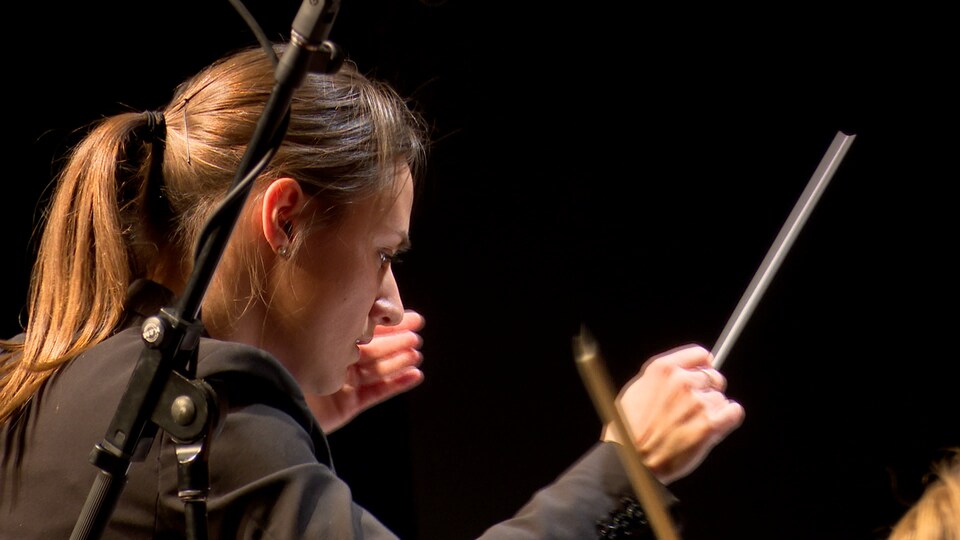 La directrice artistique et chef d'orchestre de l'OSE, Dina Gilbert