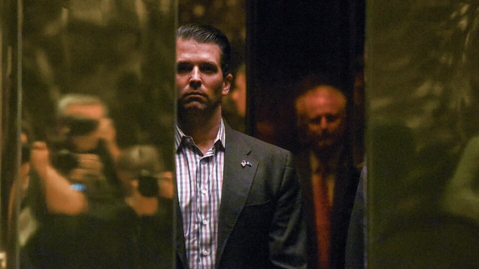 Donald Trump fils, derrière les portes d'un ascenseur
