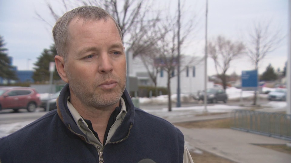 Un homme répond aux questions d'une journaliste