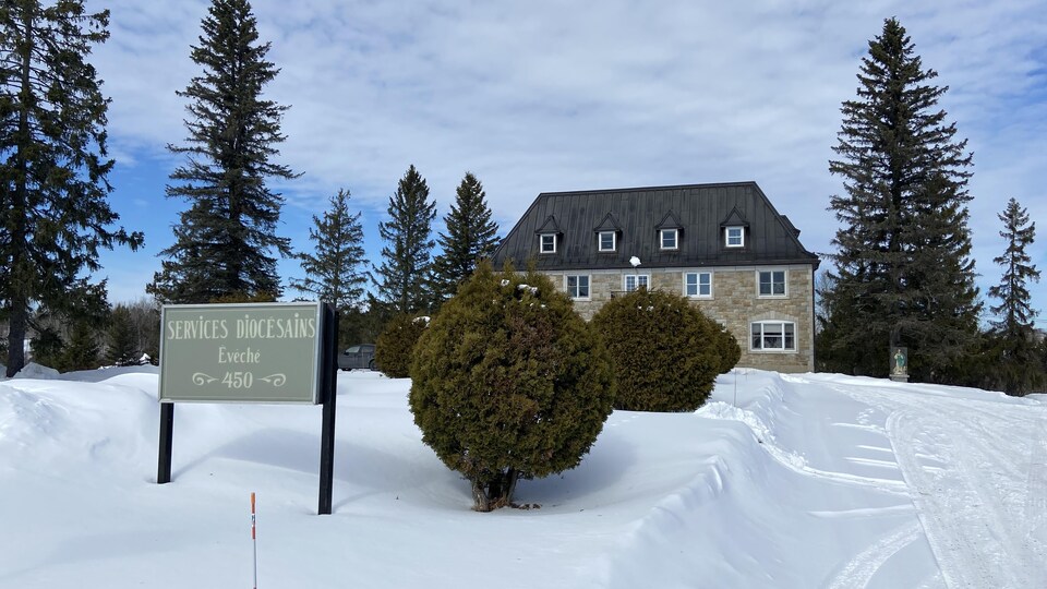 Photo extérieure de l'évêché d'Amos en hiver.