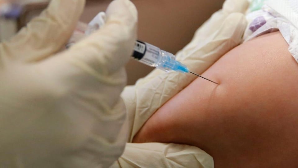 Une personne reçoit un vaccin au bras.