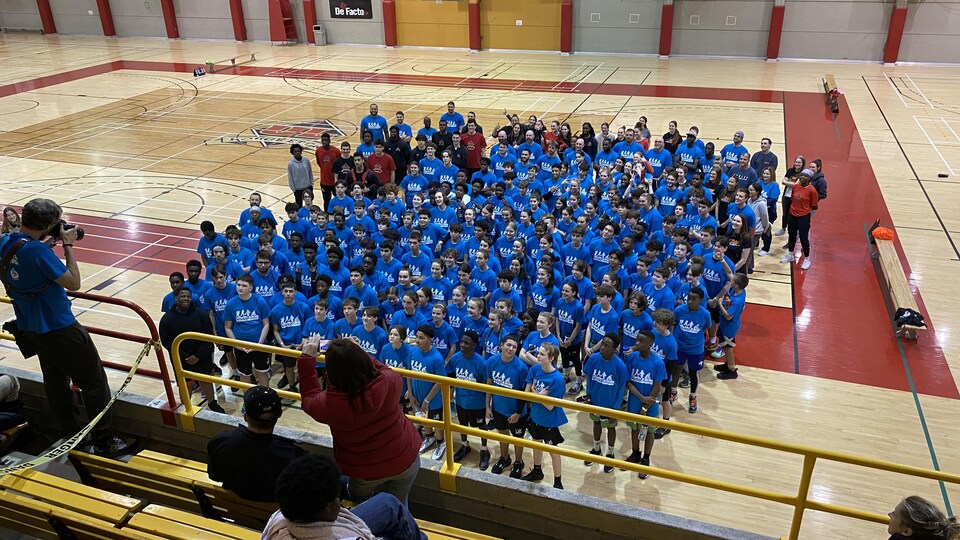 Un groupe de jeunes dans un gymnase.