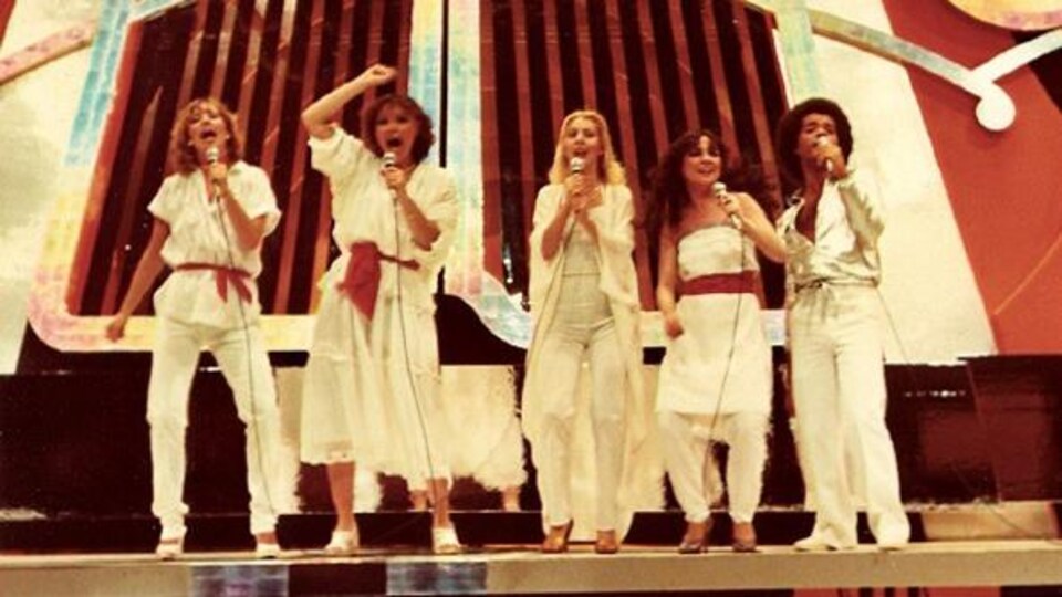 Le groupe Toulouse en performance sur scène, accompagné de Patsy Gallant et Boule Noire.