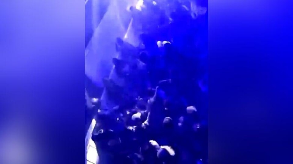 Une capture d'écran de la vidéo qui montre plusieurs personnes qui dansent.