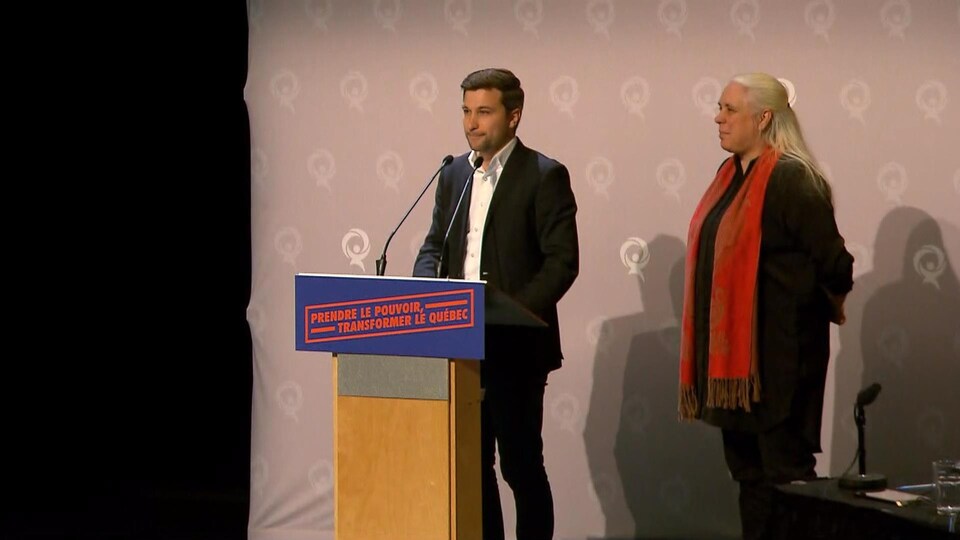 Gabriel Nadeau-Dubois, accompagné de Manon Massé, prononce un discours.