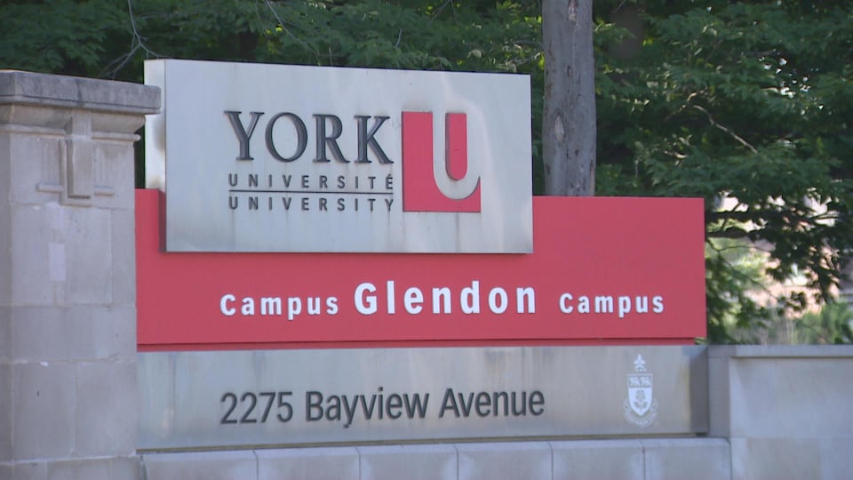 Une affiche à l'entrée du Collège Glendon.
