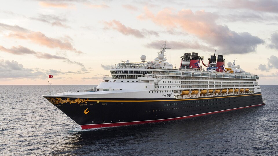 Le navire de Disney sur l'eau