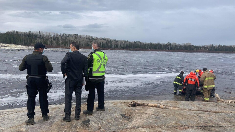 Des secours sur la rivière.