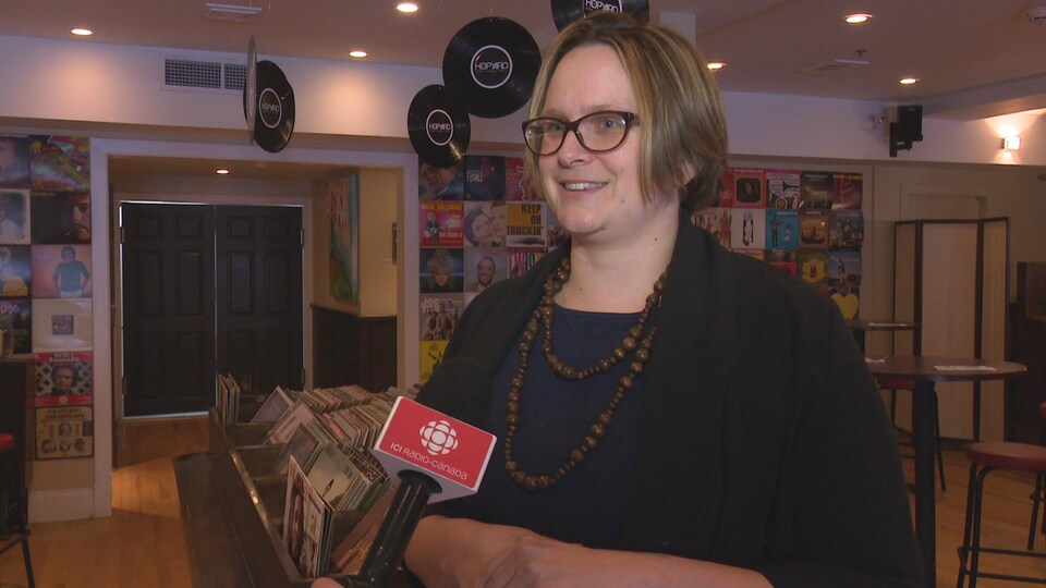L'entrepreneur en entrevue dans un magasin de disques de vinyle.