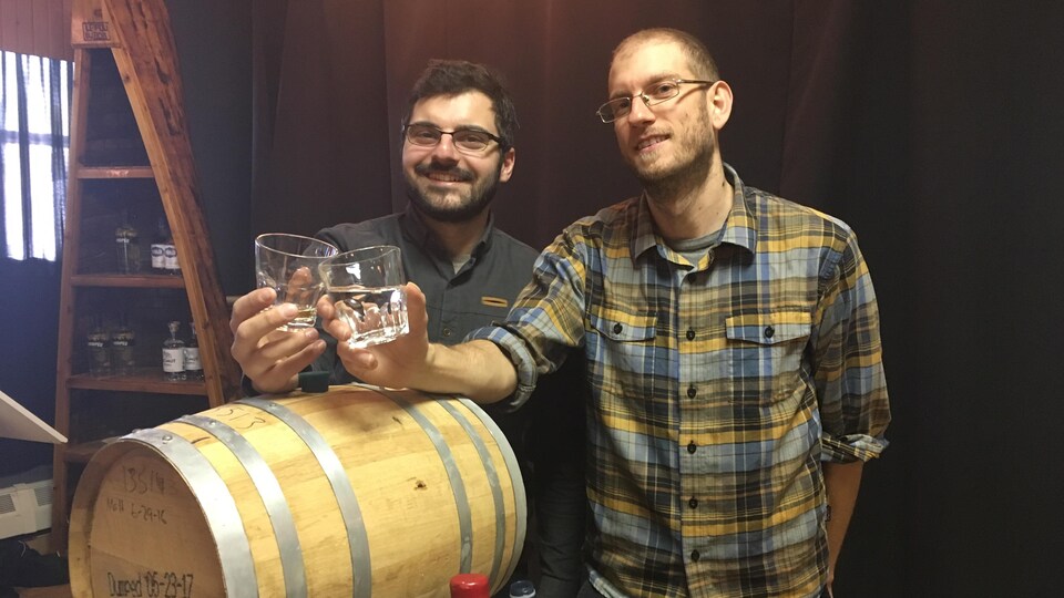 Jean-Philippe Roussy et Jonathan Couturier, de la distillerie Mariana, se lancent dans la production d'un whisky de malt.