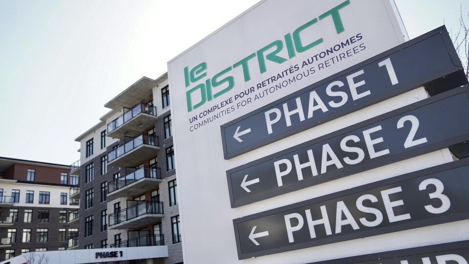 Un panneau affiche les différentes phases du complexe résidentiel.