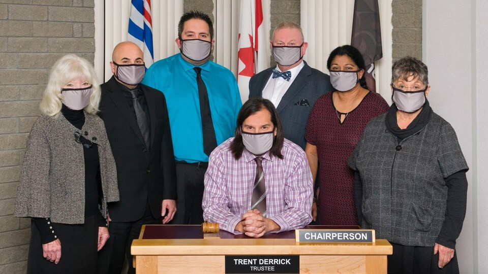 Les sept membres du conseil scolaire posent pour une photo de groupe.