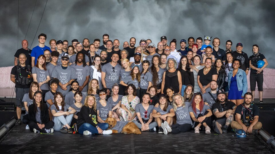 Un groupe de personne pose pour une photo