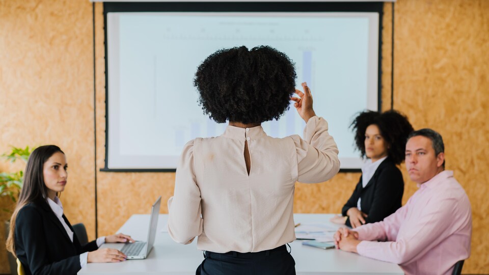 Une femme noire dirigeant une réunion.