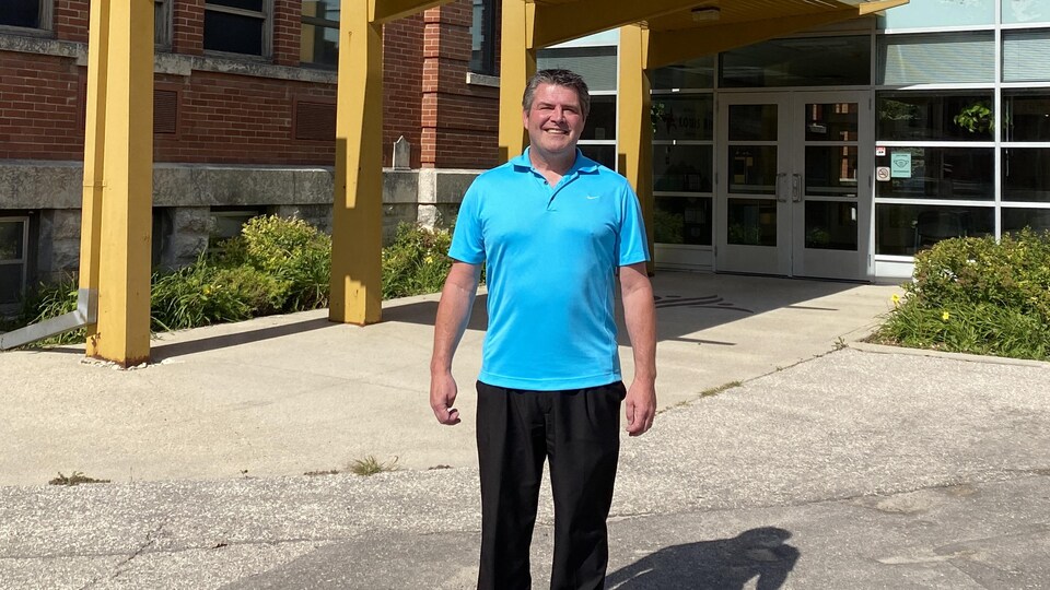 Jeff Anderson se tient devant la Division scolaire Louis-Riel à Winnipeg, le 7 septembre 2022.