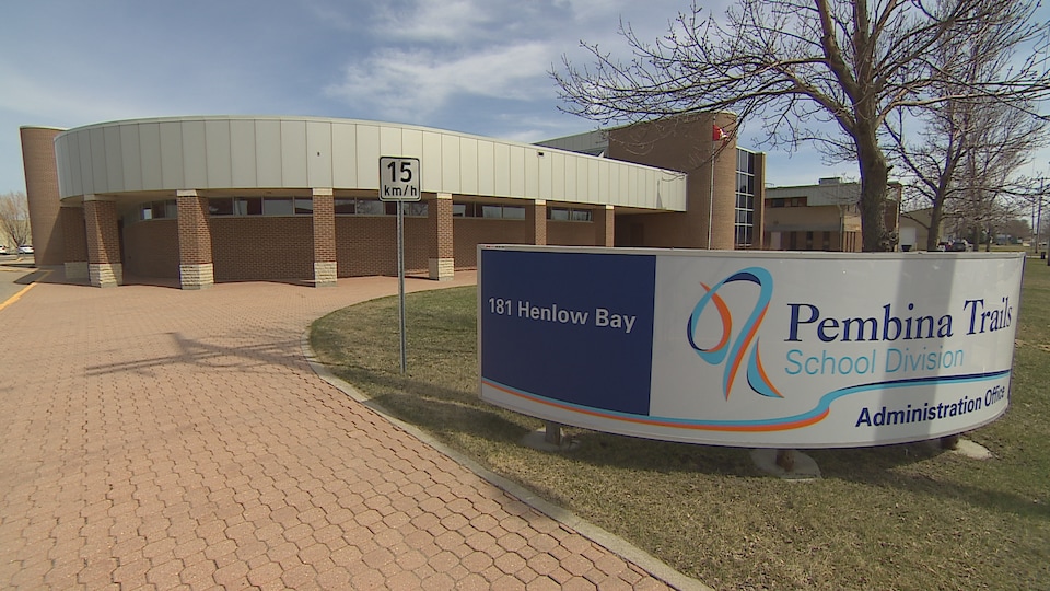 Un panneau devant les bureau de la Division scolaire Pembina Trails à Winnipeg