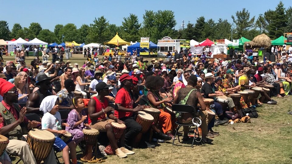 Plus de 400 personnes jouent du djembé ensemble à Toronto RadioCanada.ca