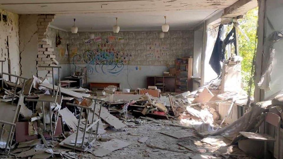 Une salle de classe dont un des murs a été anéanti par une explosion.