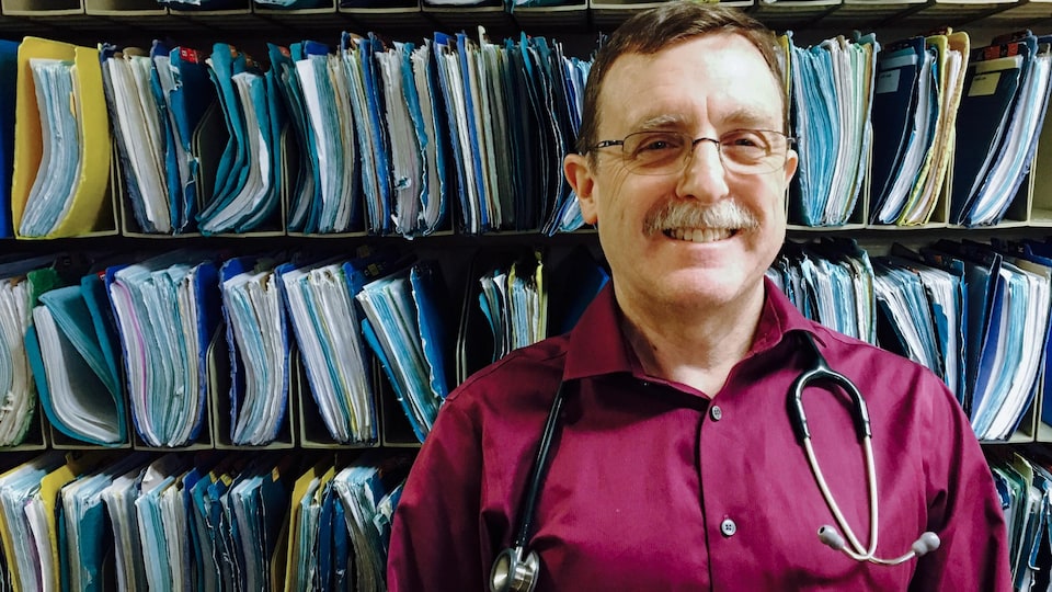 Le Dr Brian Conway, devant un classeur de dossiers médicaux.