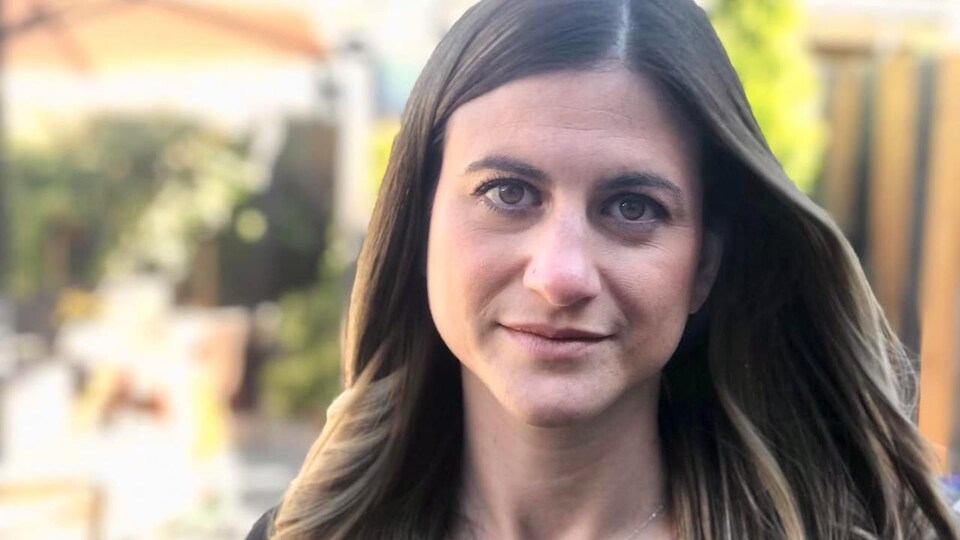 Gros plan du visage de Michelle Sadowski.