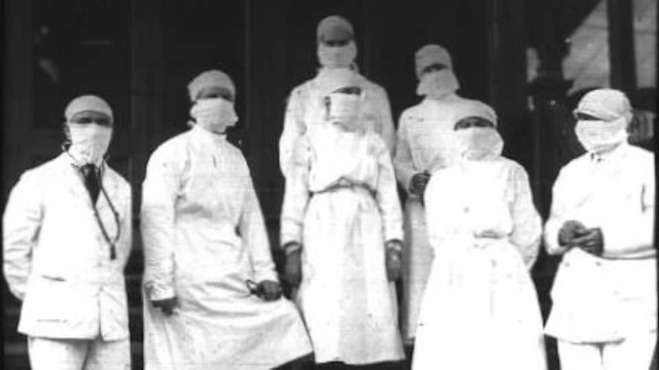 Photo d'époque, six travailleurs de la santé portant un sarrau.