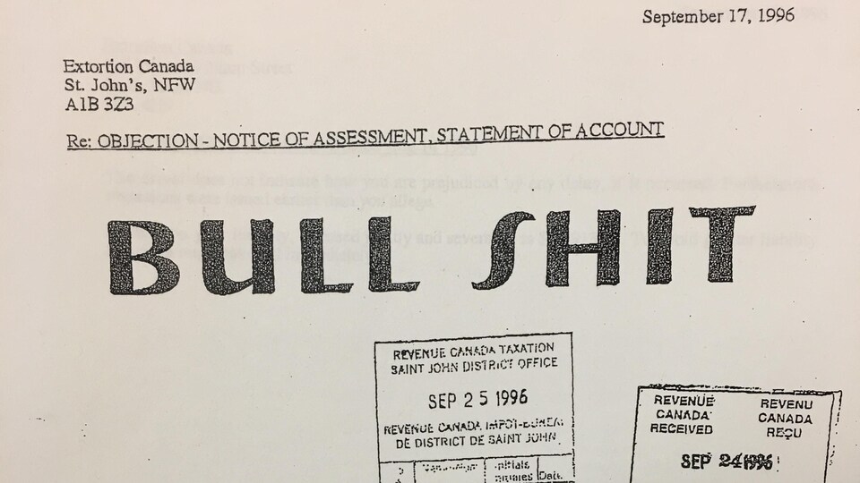 Un document où on peut lire le mot anglais BULL SHIT («foutaise»).
