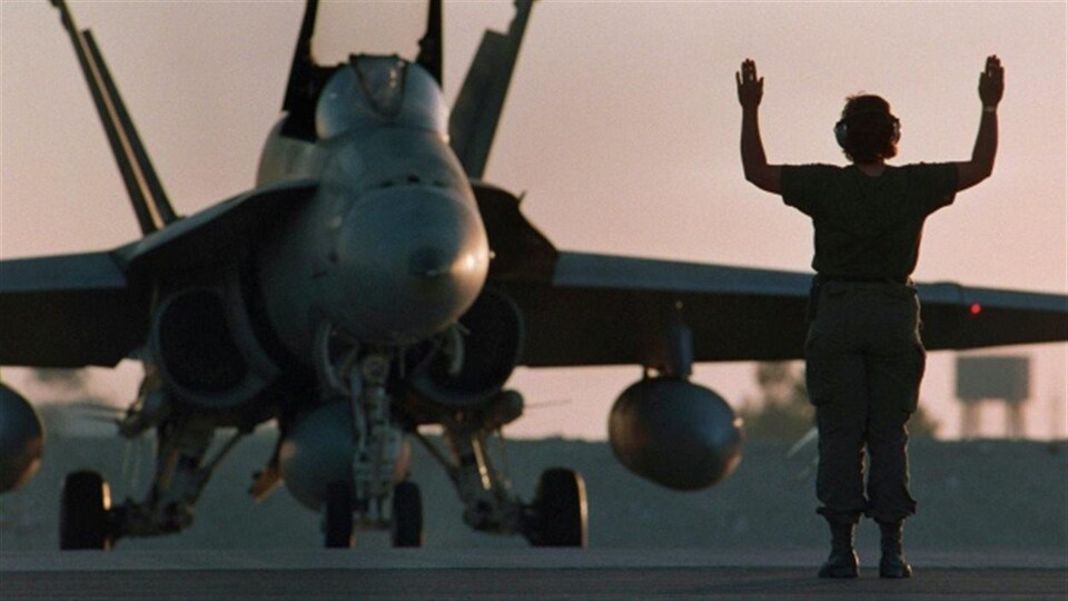 Un CF-18 sur la piste