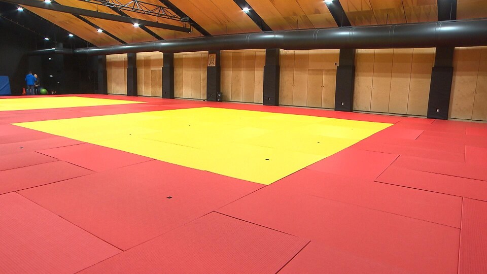 Le nouveau dojo avec ses tatamis rouges et jaunes.