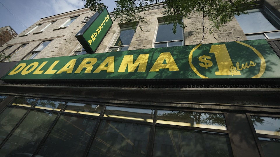 La façade d'un magasin Dollarama à Montréal