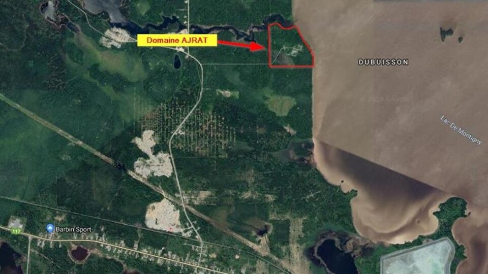 Une carte vue de haut du domaine ARJAT à côté du Lac De Montigny.