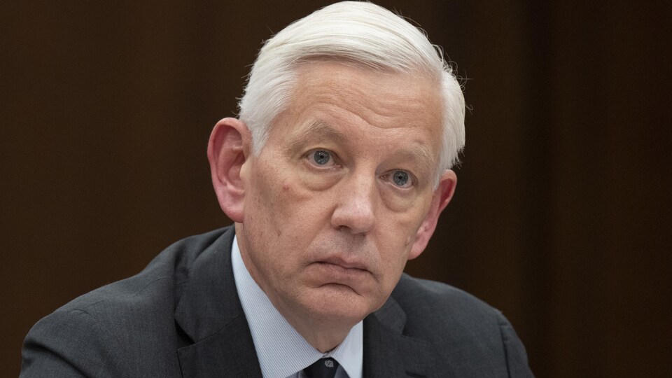 Dominic Barton à l'écoute devant le comité.