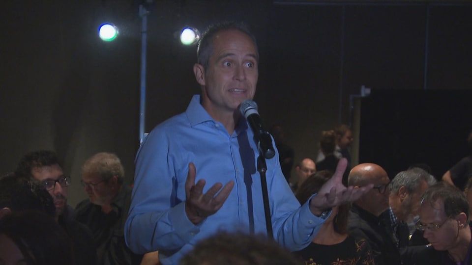 Dominic Gagnon prend la parole derrière un micro