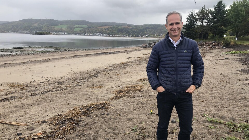 Dominic Gagnon sur la plage en bordure de la baie des Ha! Ha!