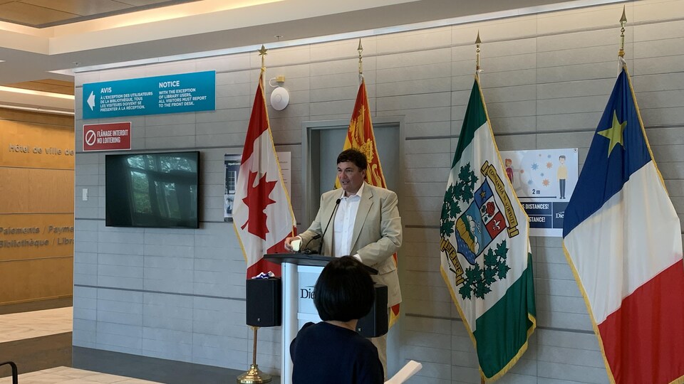 Dominic LeBlanc devant un micro.