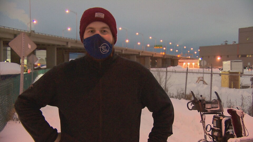Dominic Leblanc déneige lui-même la piste cyclable entre le Domaine de Maizerets et l'usine White Birch