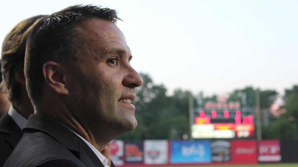 Dominic Therrien à un terrain de baseball