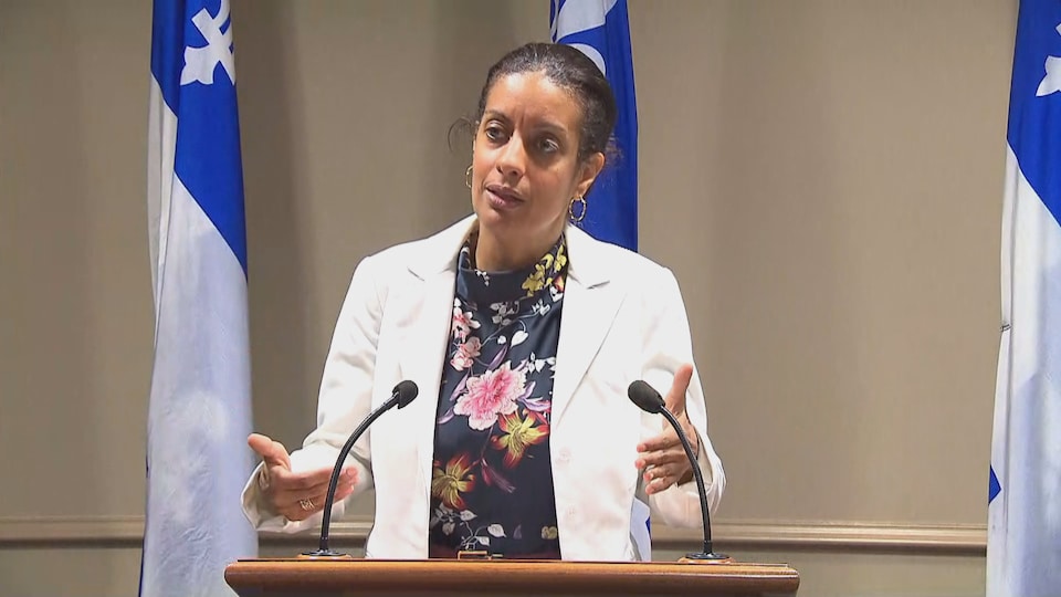 Mme Anglade parle devant deux micros.