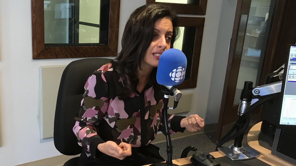 Dominique Anglade accorde une entrevue dans nos studios de radio de Rouyn-Noranda.
