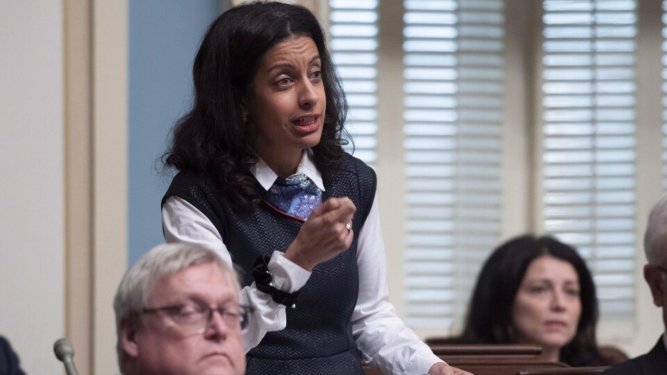Dominique Anglade s'adresse aux députés de l'Assemblée nationale lors de la période de questions.