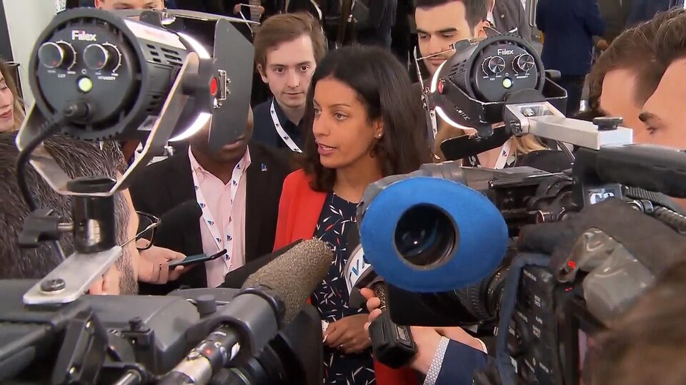 Dominique Anglade répond aux journalistes.
