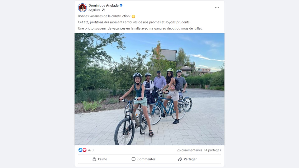 Screenshot of a Facebook post by Dominique Anglade that shows his family on a bicycle, on vacation. 
