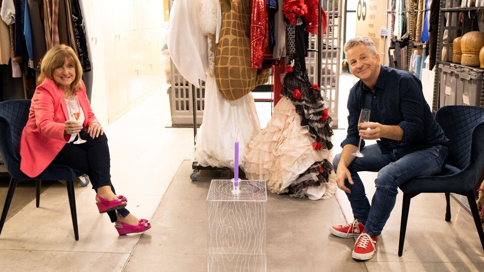 Les deux artistes trinquent en respectant la distanciation sociale de 2 mètres.