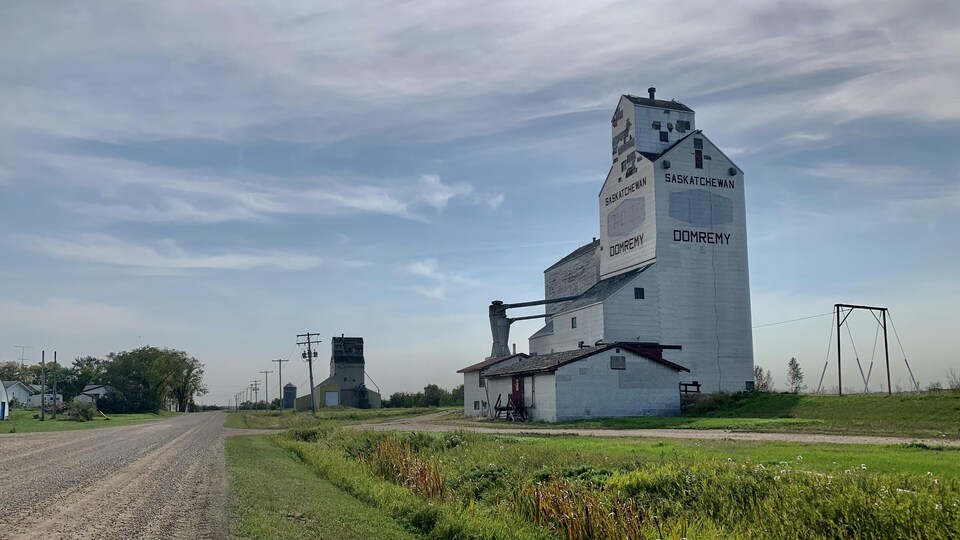 L'élévateur à grains de Domremy sur une route de campagne.